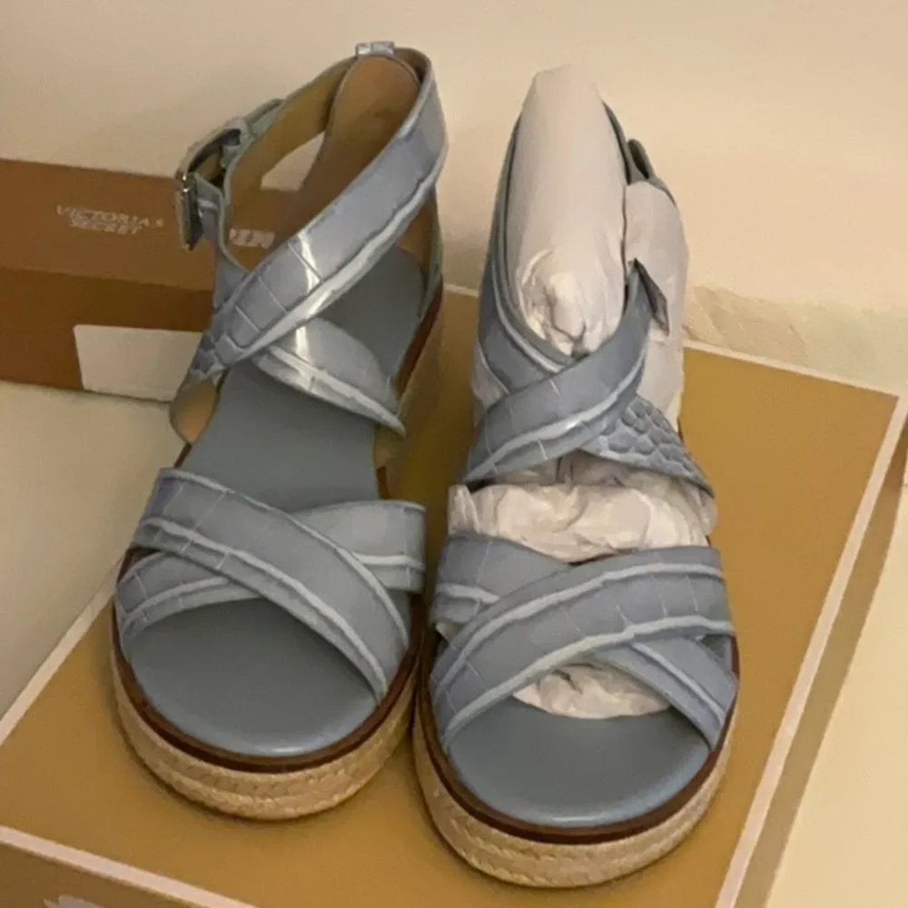 Michael Kors Darby Embossed Leather Sandal 8.5 NIB. - Picture 2 of 6